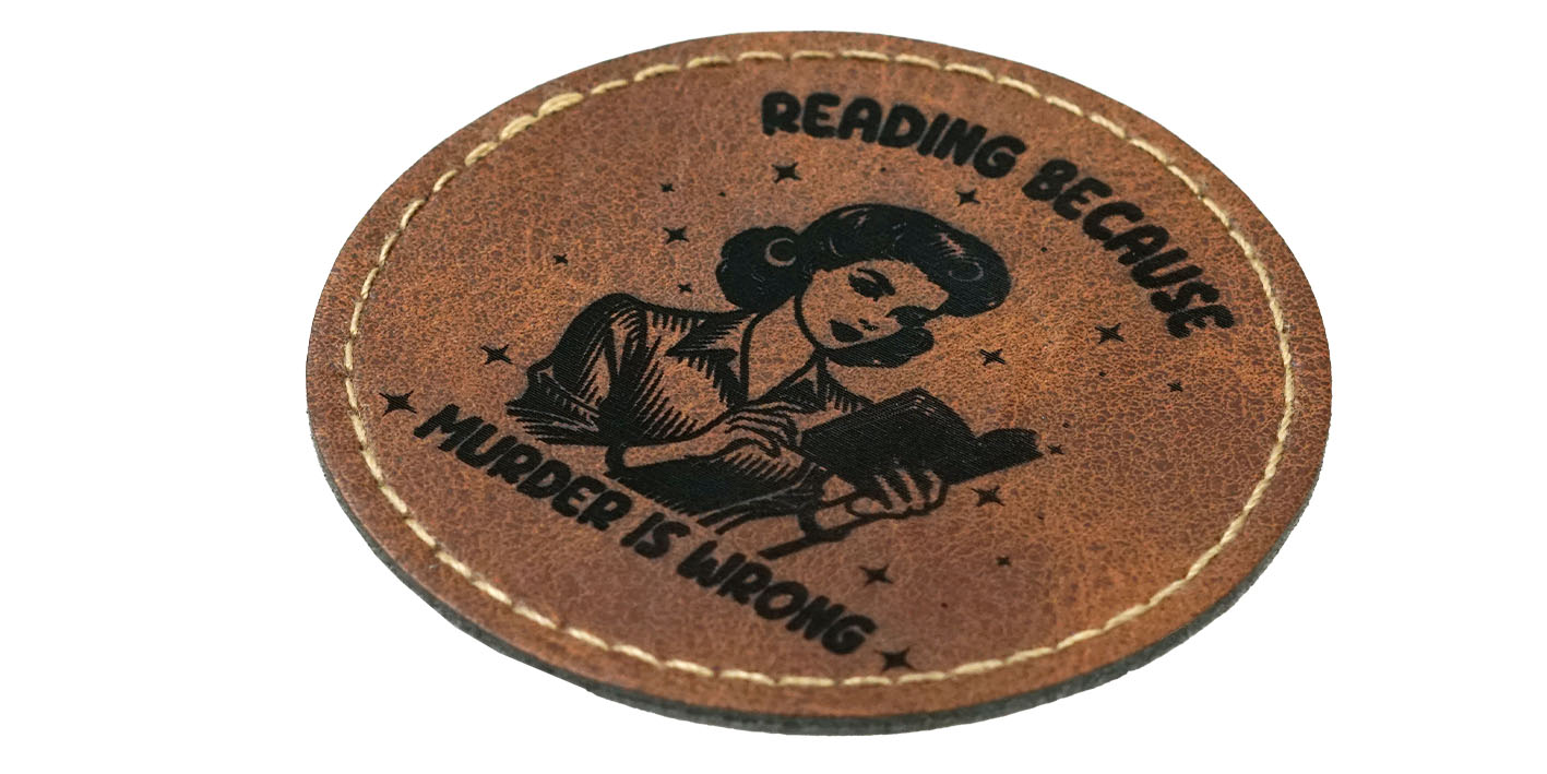 Naszywka imiennik ekoskóra koło kobieta